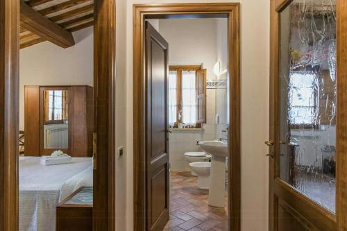 Ένα μπάνιο στο Apartment With View Of Lake Trasimeno