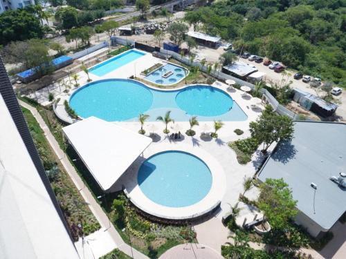 Bazén v ubytování Santa Marta apartamento frente al mar -Santamarina- 1202 nebo v jeho okolí