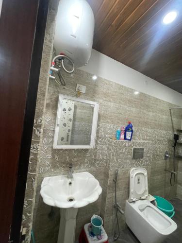 een badkamer met een wastafel en een toilet bij The Metro Nest in Guwahati