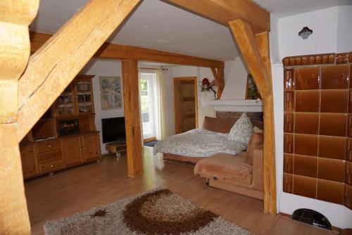 Habitación con 1 dormitorio con 1 cama y 1 sofá en Kamin Ofen Wohnung -Altes Landhaus Oste- 2 Schlafzimmer, Terrasse, Grill, Küche, Bad, WLAN, nah am Nordsee Strand, en Hemmoor