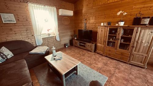 un salon avec un canapé et une table dans l'établissement Ferienhaus Dittert, à Müritz