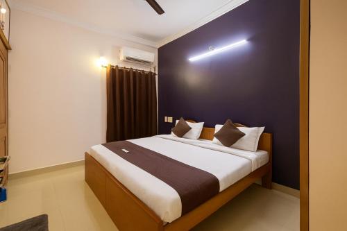 Ένα ή περισσότερα κρεβάτια σε δωμάτιο στο Smart Homes near koyambedu by Stayz Royale