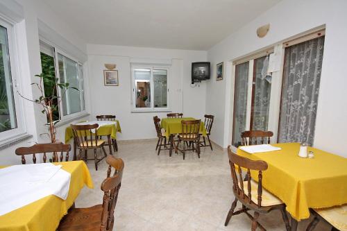 Apartments with parking space Palit, Rab - 5028