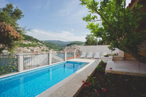 Bazén v ubytování Apartments and rooms with a swimming pool Pucisca, Brac - 5637 nebo v jeho okolí