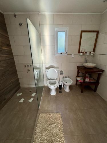 ein Badezimmer mit Toilette und Waschbecken in der Unterkunft Casa La Emiliana Playa Chapadmalal in La Estafeta