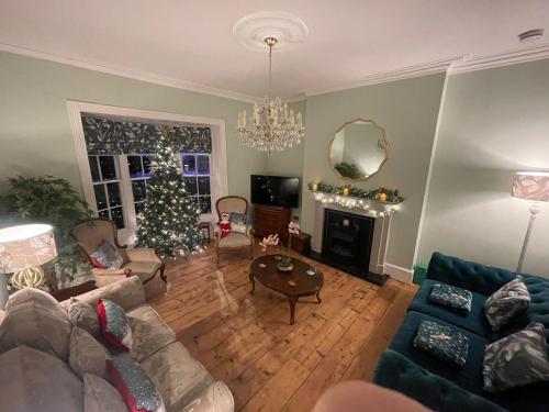 Posezení v ubytování Luxury Georgian home, hot tub, sea view, private garden, sleeps 6