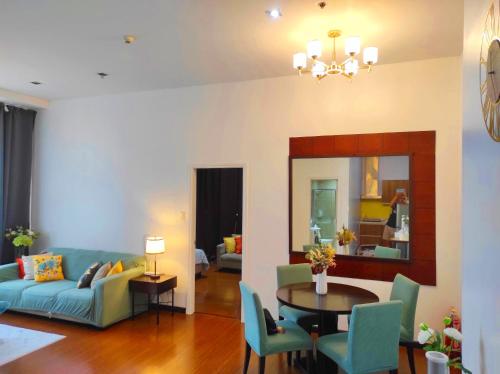 Posezení v ubytování Big 2 Bedroom with 4 Balconies - View of Skyline, Manila Bay, Sunset