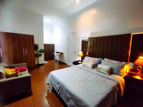 Postel nebo postele na pokoji v ubytování Big 2 Bedroom with 4 Balconies - View of Skyline, Manila Bay, Sunset