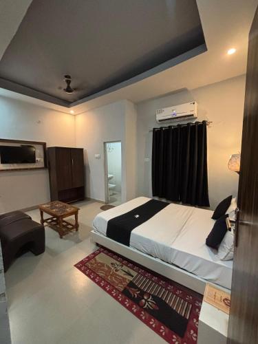 Giường trong phòng chung tại S R Hotel