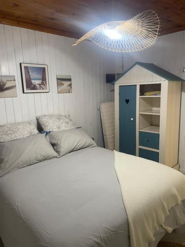 1 dormitorio con 1 cama y armario azul en Le Lodge BelAir, en Le Tampon