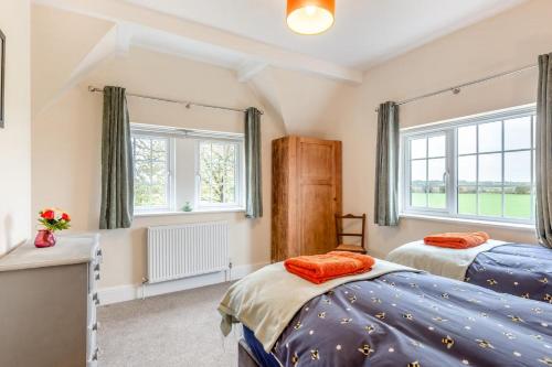 Postel nebo postele na pokoji v ubytování 3 Bed in Fulbeck oc-v33643