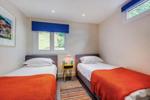 two beds sitting next to each other in a bedroom at 4 Bed in Aberdovey oc-p33131 in Scyborycoed