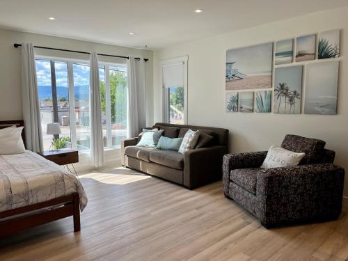 ein Wohnzimmer mit einer Couch und einem Sessel in der Unterkunft Camelia Home in Kelowna