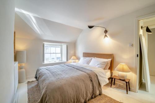 Postel nebo postele na pokoji v ubytování 3 Bed in Winfrith Newburgh oc-w33007