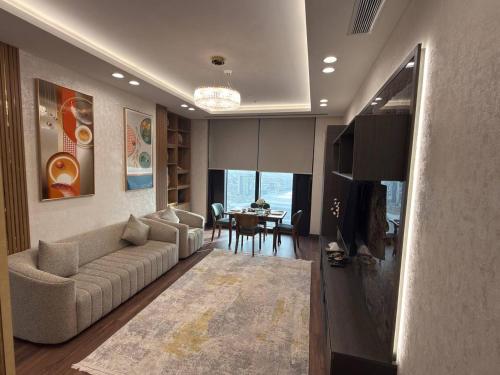 タシュケントにあるAsiaWay Apartment-NEST ONEのソファとテーブルのあるリビングルーム