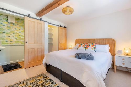 Ένα ή περισσότερα κρεβάτια σε δωμάτιο στο 2 Bed in Tarrant Hinton oc-t32346