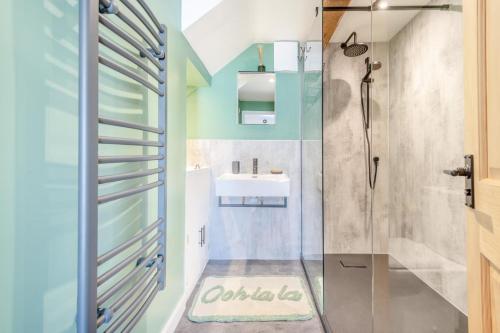 Ένα μπάνιο στο 2 Bed in Tarrant Hinton oc-t32346