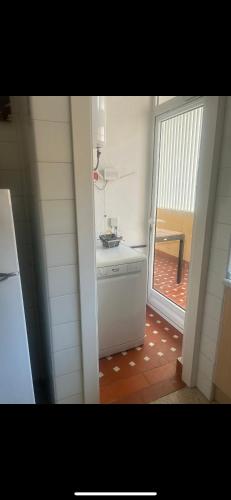 a kitchen with a sink and a door to a patio at Apartament Mariola in Calpe