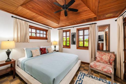 Voodi või voodid majutusasutuse Relaxing Tropical Villa Near The Beach toas