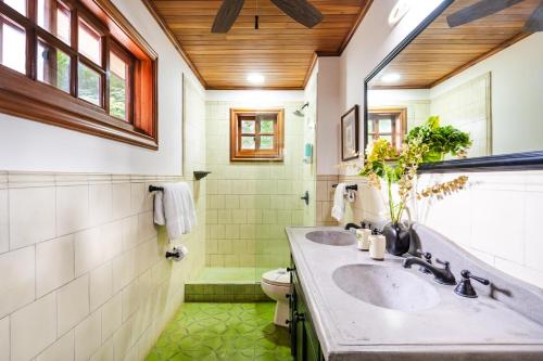 Vannituba majutusasutuses Relaxing Tropical Villa Near The Beach