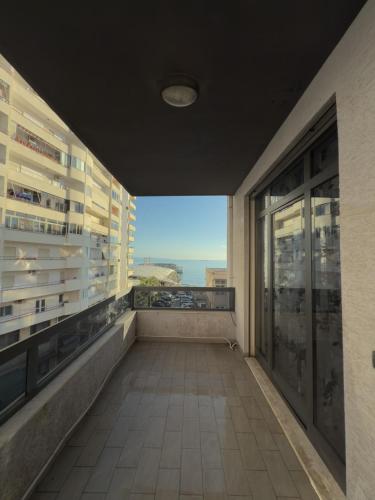 een uitzicht vanaf het balkon van een gebouw bij Azure Dream Apartment in Durrës
