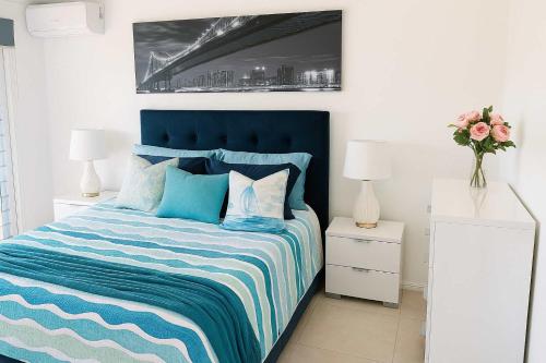 En eller flere senge i et værelse på Beachside Townhouse Steps from The Strand Townsville