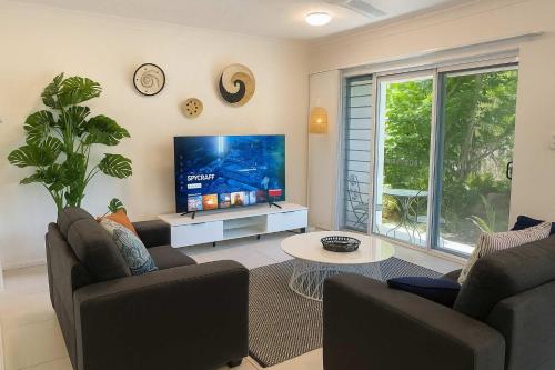 Et tv og/eller underholdning på Beachside Townhouse Steps from The Strand Townsville