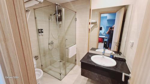 富国Alex House的带淋浴、水槽和马桶的浴室