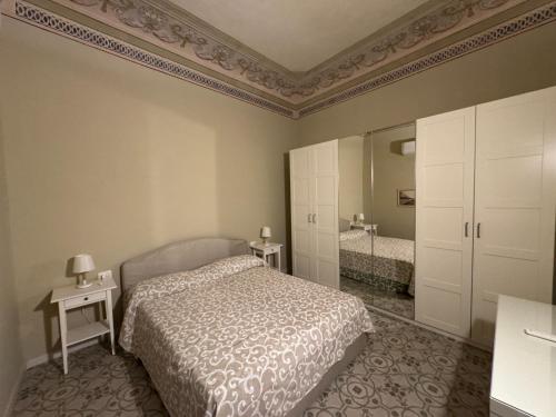 a bedroom with a bed and a mirror at Artop in Messina