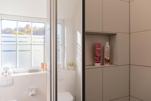 une salle de bain avec toilettes et fenêtre dans l'établissement Ferienwohnung Ostseerauschen 2, à Scharbeutz