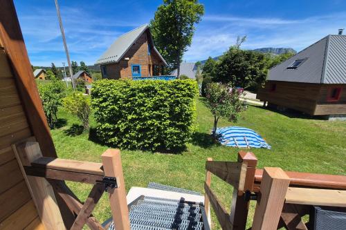 Zahrada ubytování Nordic Chalet for 6 People in La Féclaz Perfect for Your Ski Getaway