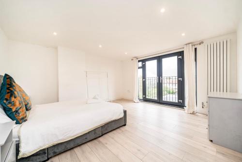Gallery image of Juliet balcony room in Lower Sydenham Station