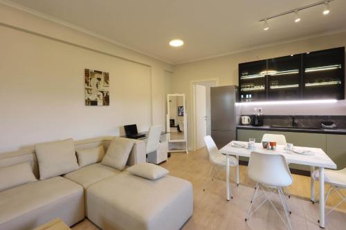 una sala de estar con un sofá y una mesa en Avlos Luxury Home-NEW! 5 Min to Ctr, en Ioannina
