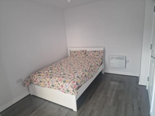 Ένα ή περισσότερα κρεβάτια σε δωμάτιο στο A spacious double room in a peaceful area