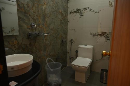 Ένα μπάνιο στο Hotel RS Grand