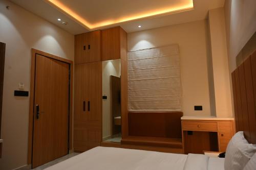 Ένα ή περισσότερα κρεβάτια σε δωμάτιο στο Hotel RS Grand