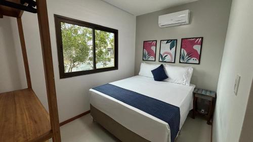 un dormitorio con una cama y una ventana en Refúgio de Luxo 11 Hospedes 500m Praia de Pitinga, en Porto Seguro