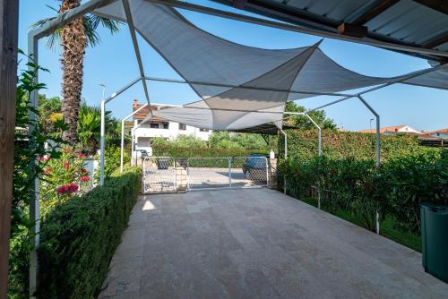 Apartments with parking space Porec - 23561