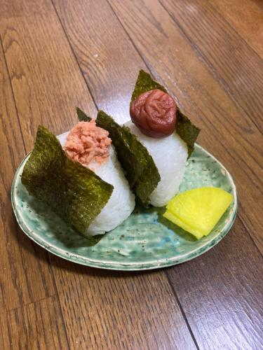 een bord sushi op een houten tafel bij お宿とごはん百々 in Tanabe