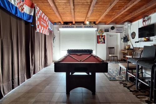 Apartments with parking space Palit, Rab - 24073