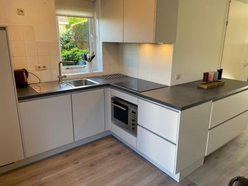 Kuchyň nebo kuchyňský kout v ubytování Vakantievilla Noordzee