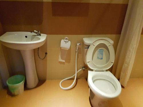 een badkamer met toilet en wastafel bij DP Guest-house in Pakbeng