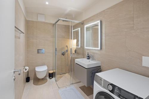 Koupelna v ubytování Visionary Hospitality Embrach, Zürich - Premium Apartments with Free Parking, Washer, Kitchen, Rooftop Terrace, Lounge, Bus Stop, Train Station, 15'Airport