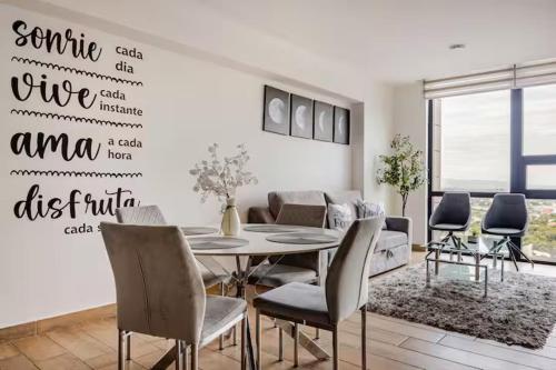 a dining room with a table and chairs at Depa Equipado para 6 - Cerca Fundidora, TEC & Estadio BBVA in Monterrey