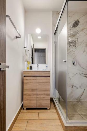 a bathroom with a shower and a sink at Depa Equipado para 6 - Cerca Fundidora, TEC & Estadio BBVA in Monterrey