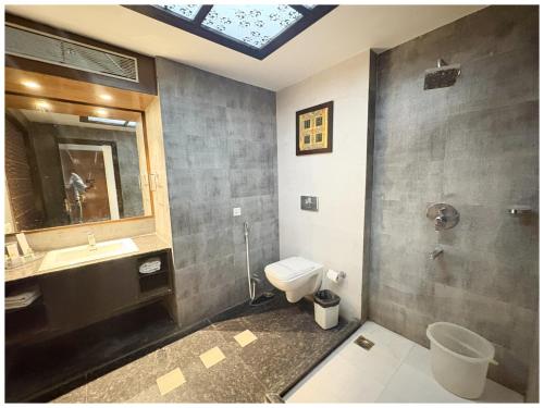 Ένα μπάνιο στο Hotel Seafaceing Golden- Palace - Swimming Pool and Private Beach Facilities