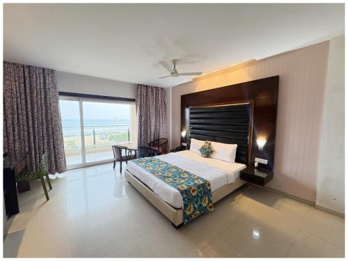 Ένα ή περισσότερα κρεβάτια σε δωμάτιο στο Hotel Seafaceing Golden- Palace - Swimming Pool and Private Beach Facilities