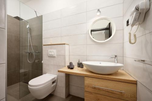 ein Badezimmer mit Waschbecken, Toilette und Dusche in der Unterkunft Stunning seaview Villa Katharina in Šarić