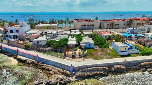 a model of a city with a train on the tracks at "Casitas Arcoiris" Excelente ubicación - Petfriendly in Isla Mujeres
