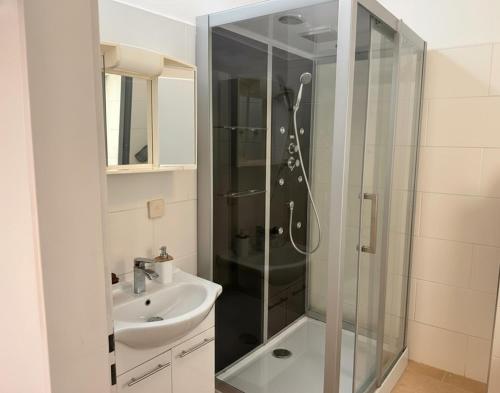 Vannituba majutusasutuses Spacious & Cozy Guesthouse - Near Metro & City Center - 3 Beds for 5 Person